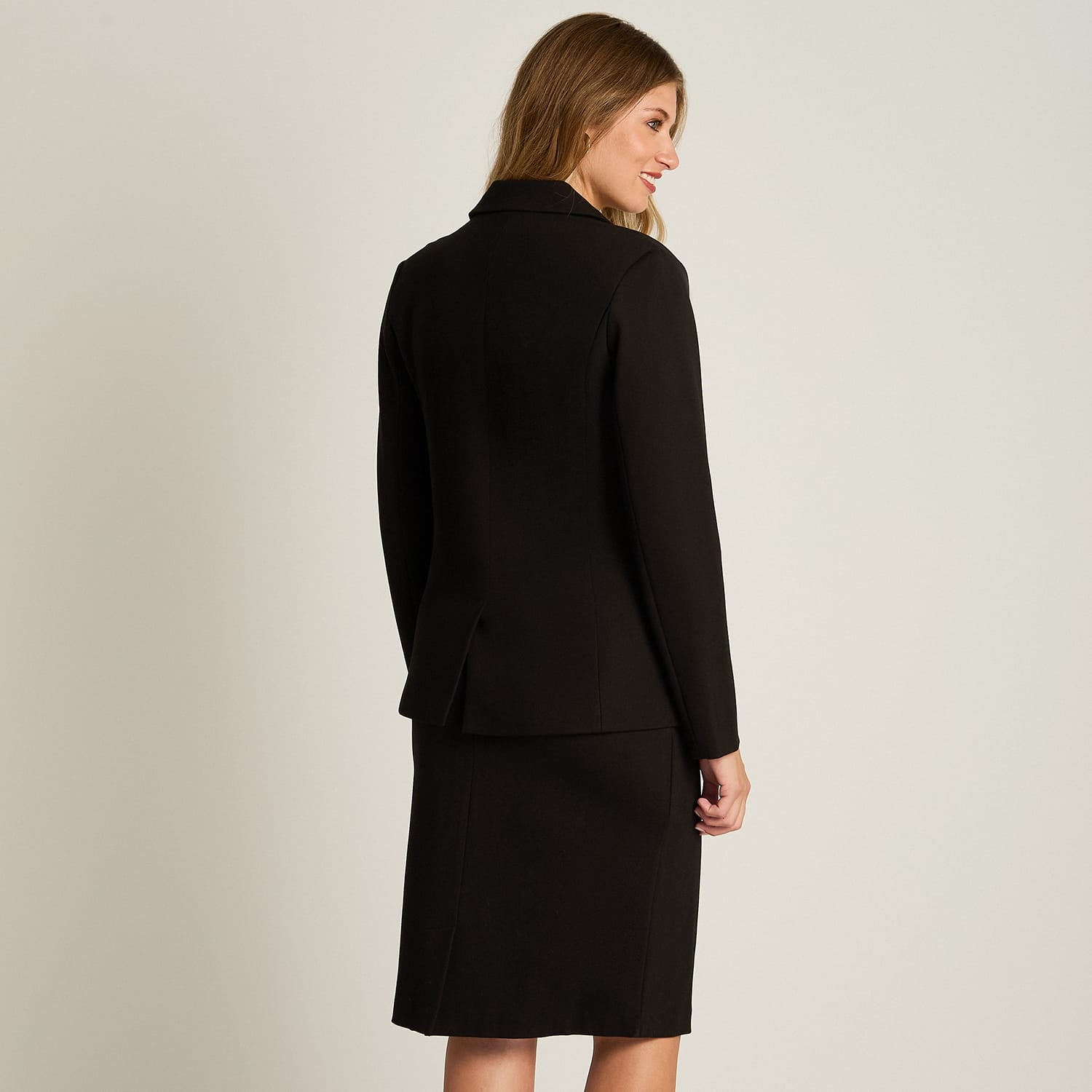 Blazer Negro Básico Punto Roma con Dos Bolsillos